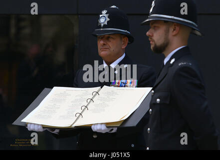 Les noms d'officiers morts Pc Keith Palmer et Pc Gareth Browning sont ajoutés à la Police nationale du souvenir et de la police lors d'un tableau d'honneur cérémonie Trust à Londres. Photo de l'association. Photo date : lundi 10 avril, 2017. Pc Palmer a été tué dans l'attaque de Westminster en mars alors que Browning Pc est mort en avril, plus de trois ans après avoir été grièvement blessé lorsqu'il a été frappé à grande vitesse par une voiture volée en service. Voir l'ACTIVITÉ DE POLICE story Westminster. Crédit photo doit se lire : Rick PARC EOLIEN/PA Wire Banque D'Images