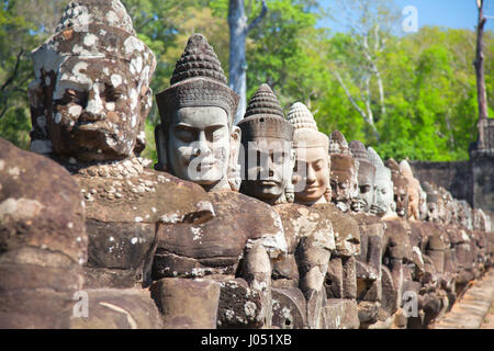 Têtes de pierre portes Sud gardes d'Angkor Thom, Siem Reap, Cambodge Banque D'Images