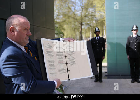 Les noms d'officiers morts Pc Keith Palmer et Pc Gareth Browning sont ajoutés à la Police nationale du souvenir et de la police lors d'un tableau d'honneur cérémonie Trust à Londres. Photo de l'association. Photo date : lundi 10 avril, 2017. Pc Palmer a été tué dans l'attaque de Westminster en mars alors que Browning Pc est mort en avril, plus de trois ans après avoir été grièvement blessé lorsqu'il a été frappé à grande vitesse par une voiture volée en service. Voir l'ACTIVITÉ DE POLICE story Westminster. Crédit photo doit se lire : Rick PARC EOLIEN/PA Wire Banque D'Images