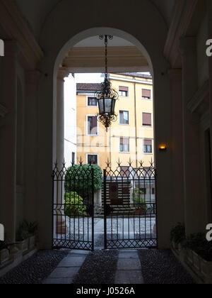 Vicenza, Italie - 15 mai 2016 : Le centre-ville historique. Image d'une porte d'entrée avec porte de fer. Banque D'Images