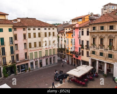 Vicenza, Italie - 15 mai 2016 : le centre-ville historique. Vue de dessus de la Piazza delle Erbe. Banque D'Images