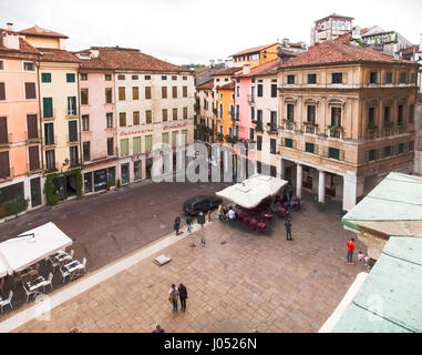 Vicenza, Italie - 15 mai 2016 : le centre-ville historique. Vue de dessus de la Piazza delle Erbe. Banque D'Images