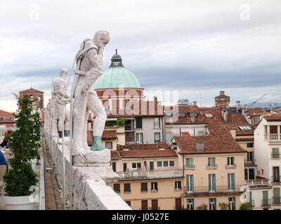 Vicenza, Italie - 15 mai 2016 : arble statues sur la terrasse de la Basilique palladienne Banque D'Images