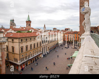 Vicenza, Italie - 15 mai 2016 : arble statues sur la terrasse de la Basilique palladienne Banque D'Images