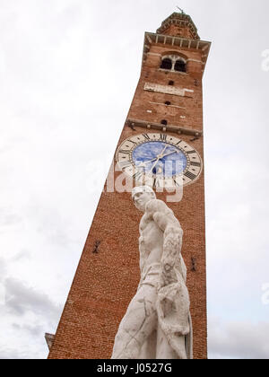 Vicenza, Italie - 15 mai 2016 : arble statues sur la terrasse de la Basilique palladienne Banque D'Images