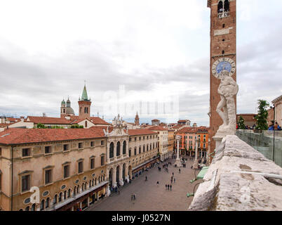 Vicenza, Italie - 15 mai 2016 : arble statues sur la terrasse de la Basilique palladienne Banque D'Images