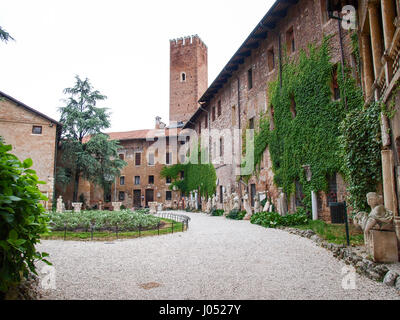 Vicenza, Italie - 15 mai 2016 : arble statues sur la terrasse de la Basilique palladienne Banque D'Images