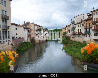 Vicenza, Italie - 15 mai 2016 : Canal fleuve navigable avec les maisons au bord Banque D'Images