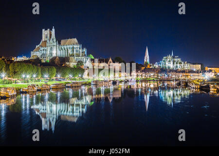 Ville historique d'Auxerre avec rivière (Yonne) la nuit, Bourgogne, France Banque D'Images