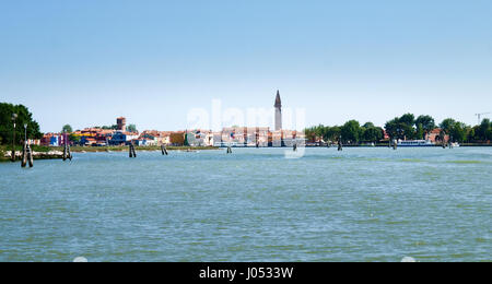 Burano, Italie - 17 mai 2016 : typique des maisons et des canaux étroits avec plusieurs bateaux amarrés Banque D'Images