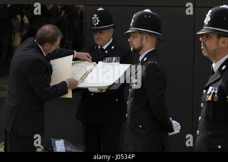 Les noms d'officiers morts Pc Keith Palmer et Pc Gareth Browning sont ajoutés à la Police nationale du souvenir et de la police lors d'un tableau d'honneur cérémonie Trust à Londres. Photo de l'association. Photo date : lundi 10 avril, 2017. Pc Palmer a été tué dans l'attaque de Westminster en mars alors que Browning Pc est mort en avril, plus de trois ans après avoir été grièvement blessé lorsqu'il a été frappé à grande vitesse par une voiture volée en service. Voir l'ACTIVITÉ DE POLICE story Westminster. Crédit photo doit se lire : Rick PARC EOLIEN/PA Wire Banque D'Images