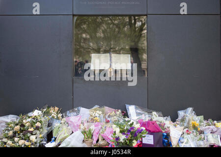 Fleurs portées en souvenir des officiers morts Pc Keith Palmer et Pc Gareth brunissement après leurs noms ont été ajoutés à la Police nationale Tableau d'Honneur et souvenir au Monument commémoratif de la Police nationale à Londres. Photo de l'association. Photo date : lundi 10 avril, 2017. Pc Palmer a été tué dans l'attaque de Westminster en mars alors que Browning Pc est mort en avril, plus de trois ans après avoir été grièvement blessé lorsqu'il a été frappé à grande vitesse par une voiture volée en service. Voir l'ACTIVITÉ DE POLICE story Westminster. Crédit photo doit se lire : Rick PARC EOLIEN/PA Wire Banque D'Images