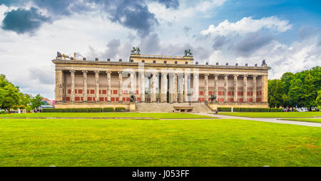 La vue classique du vieux historique Altes Museum (musée) avec Lustgarten parc public à la célèbre île aux musées lors d'une journée ensoleillée en été, au centre de Berlin Mitte Banque D'Images