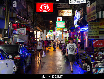 PATTAYA, THAÏLANDE - 12 octobre 2016 : nuit rue bondé plein de discothèques et bars avec des filles dansant Banque D'Images