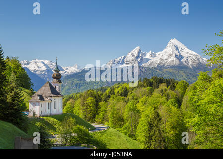 L'affichage classique de l'église de pèlerinage Maria Gern intégré dans un paysage idyllique avec le célèbre mont Watzmann haut en arrière-plan sur une belle journée ensoleillée Banque D'Images