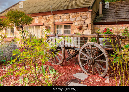 Adelaide, Australie du Sud - le 9 avril 2017 : Ancien panier installé près de Old Mill Hotel dans la ville de Hahndorf durant la saison d'automne Banque D'Images
