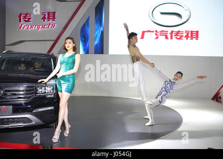 Jinan, Jinan, Chine. 8Th apr 2017. Jinan, CHINE-Avril 8 2017 : (usage éditorial uniquement. Chine OUT) .modèles de voiture portant des costumes de cosplay à l'Auto Expo Qilu Jinan, dans la province de Shandong en Chine orientale, le 8 avril 2017. Crédit : SIPA Asie/ZUMA/Alamy Fil Live News Banque D'Images