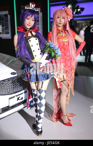 Jinan, Jinan, Chine. 8Th apr 2017. Jinan, CHINE-Avril 8 2017 : (usage éditorial uniquement. Chine OUT) .modèles de voiture portant des costumes de cosplay à l'Auto Expo Qilu Jinan, dans la province de Shandong en Chine orientale, le 8 avril 2017. Crédit : SIPA Asie/ZUMA/Alamy Fil Live News Banque D'Images