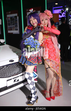 Jinan, Jinan, Chine. 8Th apr 2017. Jinan, CHINE-Avril 8 2017 : (usage éditorial uniquement. Chine OUT) .modèles de voiture portant des costumes de cosplay à l'Auto Expo Qilu Jinan, dans la province de Shandong en Chine orientale, le 8 avril 2017. Crédit : SIPA Asie/ZUMA/Alamy Fil Live News Banque D'Images