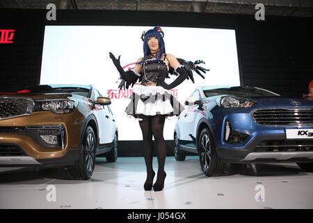 Jinan, Jinan, Chine. 8Th apr 2017. Jinan, CHINE-Avril 8 2017 : (usage éditorial uniquement. Chine OUT) .modèles de voiture portant des costumes de cosplay à l'Auto Expo Qilu Jinan, dans la province de Shandong en Chine orientale, le 8 avril 2017. Crédit : SIPA Asie/ZUMA/Alamy Fil Live News Banque D'Images