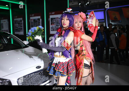 Jinan, Jinan, Chine. 8Th apr 2017. Jinan, CHINE-Avril 8 2017 : (usage éditorial uniquement. Chine OUT) .modèles de voiture portant des costumes de cosplay à l'Auto Expo Qilu Jinan, dans la province de Shandong en Chine orientale, le 8 avril 2017. Crédit : SIPA Asie/ZUMA/Alamy Fil Live News Banque D'Images