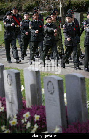 Vancouver. 10 avr, 2017. Les cadets de l'armée défilent lors d'une cérémonie marquant le 100e anniversaire de la bataille de la crête de Vimy, à la Mountain View Cemetery à Vancouver, Canada, 9 avril, 2017. Les soldats canadiens, les anciens combattants et les cadets se sont réunies à la Mountain View Cemetery pour commémorer le 100e anniversaire de la bataille de la crête de Vimy au cours de la Première Guerre mondiale le dimanche. Credit : Liang Sen/Xinhua/Alamy Live News Banque D'Images