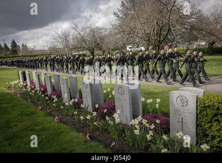 Vancouver. 10 avr, 2017. Les cadets de l'armée défilent lors d'une cérémonie marquant le 100e anniversaire de la bataille de la crête de Vimy, à la Mountain View Cemetery à Vancouver, Canada, 9 avril, 2017. Les soldats canadiens, les anciens combattants et les cadets se sont réunies à la Mountain View Cemetery pour commémorer le 100e anniversaire de la bataille de la crête de Vimy au cours de la Première Guerre mondiale le dimanche. Credit : Liang Sen/Xinhua/Alamy Live News Banque D'Images