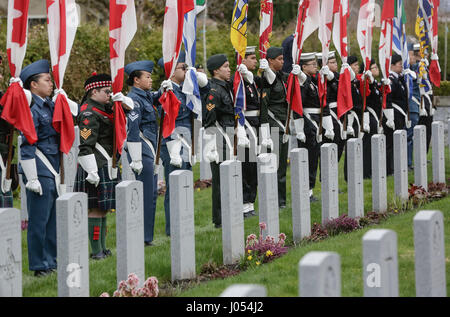 Vancouver. 10 avr, 2017. Les cadets de l'armée, assister à une cérémonie marquant le 100e anniversaire de la bataille de la crête de Vimy, à la Mountain View Cemetery à Vancouver, Canada, 9 avril, 2017. Les soldats canadiens, les anciens combattants et les cadets se sont réunies à la Mountain View Cemetery pour commémorer le 100e anniversaire de la bataille de la crête de Vimy au cours de la Première Guerre mondiale le dimanche. Credit : Liang Sen/Xinhua/Alamy Live News Banque D'Images