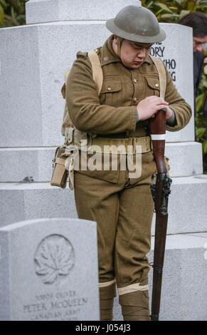 Vancouver. 10 avr, 2017. Cadet de l'armée habillés en uniforme la réplique de la Première Guerre mondiale, participe à une cérémonie marquant le 100e anniversaire de la bataille de la crête de Vimy, à la Mountain View Cemetery à Vancouver, Canada, 9 avril, 2017. Les soldats canadiens, les anciens combattants et les cadets se sont réunies à la Mountain View Cemetery pour commémorer le 100e anniversaire de la bataille de la crête de Vimy au cours de la Première Guerre mondiale le dimanche. Credit : Liang Sen/Xinhua/Alamy Live News Banque D'Images