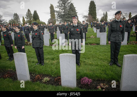 Vancouver. 10 avr, 2017. Les cadets de l'armée, assister à une cérémonie marquant le 100e anniversaire de la bataille de la crête de Vimy, à la Mountain View Cemetery à Vancouver, Canada, 9 avril, 2017. Les soldats canadiens, les anciens combattants et les cadets se sont réunies à la Mountain View Cemetery pour commémorer le 100e anniversaire de la bataille de la crête de Vimy au cours de la Première Guerre mondiale le dimanche. Credit : Liang Sen/Xinhua/Alamy Live News Banque D'Images