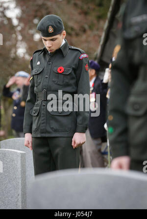 Vancouver. 10 avr, 2017. Cadet de l'armée se tient à rendre hommage au cours d'une cérémonie marquant le 100e anniversaire de la bataille de la crête de Vimy, à la Mountain View Cemetery à Vancouver, Canada, 9 avril, 2017. Les soldats canadiens, les anciens combattants et les cadets se sont réunies à la Mountain View Cemetery pour commémorer le 100e anniversaire de la bataille de la crête de Vimy au cours de la Première Guerre mondiale le dimanche. Credit : Liang Sen/Xinhua/Alamy Live News Banque D'Images