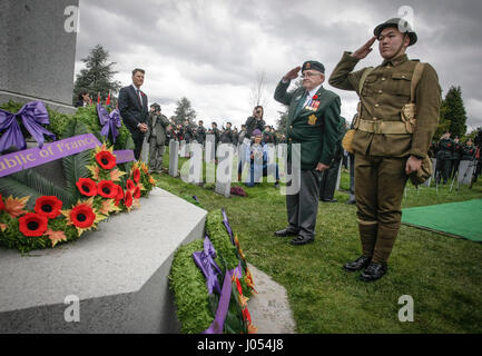 Vancouver. 10 avr, 2017. Un vétéran et cadet de l'armée salue en face d'un monument situé au cours d'une cérémonie marquant le 100e anniversaire de la bataille de la crête de Vimy, à la Mountain View Cemetery à Vancouver, Canada, 9 avril, 2017. Les soldats canadiens, les anciens combattants et les cadets se sont réunies à la Mountain View Cemetery pour commémorer le 100e anniversaire de la bataille de la crête de Vimy au cours de la Première Guerre mondiale le dimanche. Credit : Liang Sen/Xinhua/Alamy Live News Banque D'Images