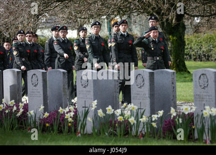 Vancouver. 10 avr, 2017. Les cadets de l'armée défilent lors d'une cérémonie marquant le 100e anniversaire de la bataille de la crête de Vimy, à la Mountain View Cemetery à Vancouver, Canada, 9 avril, 2017. Les soldats canadiens, les anciens combattants et les cadets se sont réunies à la Mountain View Cemetery pour commémorer le 100e anniversaire de la bataille de la crête de Vimy au cours de la Première Guerre mondiale le dimanche. Credit : Liang Sen/Xinhua/Alamy Live News Banque D'Images