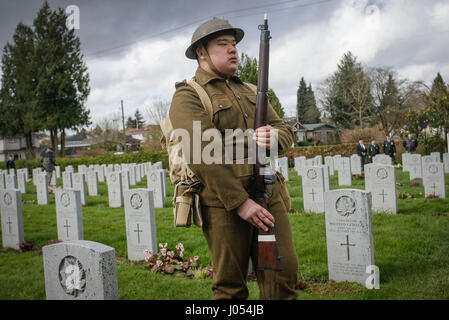 Vancouver. 10 avr, 2017. Cadet de l'armée habillés en uniforme la réplique de la Première Guerre mondiale, participe à une cérémonie marquant le 100e anniversaire de la bataille de la crête de Vimy, à la Mountain View Cemetery à Vancouver, Canada, 9 avril, 2017. Les soldats canadiens, les anciens combattants et les cadets se sont réunies à la Mountain View Cemetery pour commémorer le 100e anniversaire de la bataille de la crête de Vimy au cours de la Première Guerre mondiale le dimanche. Credit : Liang Sen/Xinhua/Alamy Live News Banque D'Images