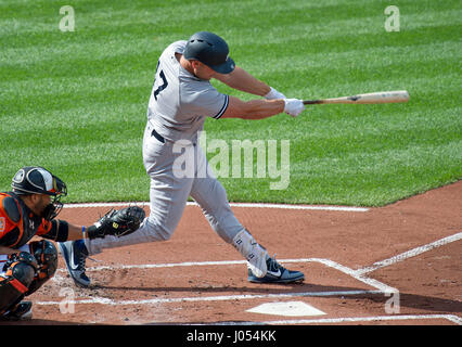 Baltimore, États-Unis. Le 08 Avr, 2017. Le voltigeur des Yankees de New York Matt Holliday (17) des célibataires en première manche contre les Orioles de Baltimore à l'Oriole Park at Camden Yards de Baltimore, MD, le Samedi, Avril 8, 2017. C'était la 2000ème carrière Holliday a frappé. Credit : Ron Sachs/CNP (restriction : NO New York ou le New Jersey Journaux ou journaux dans un rayon de 75 km de la ville de New York) - AUCUN FIL SERVICE - Photo : Ron Sachs/consolidé/dpa/Alamy Live News Banque D'Images