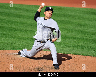 Baltimore, États-Unis. Le 08 Avr, 2017. Le lanceur partant des Yankees de New York Masahiro Tanaka (19) emplacements dans la deuxième manche contre les Orioles de Baltimore à l'Oriole Park at Camden Yards de Baltimore, MD, le Samedi, Avril 8, 2017. Credit : Ron Sachs/CNP (restriction : NO New York ou le New Jersey Journaux ou journaux dans un rayon de 75 km de la ville de New York) - AUCUN FIL SERVICE - Photo : Ron Sachs/consolidé/dpa/Alamy Live News Banque D'Images