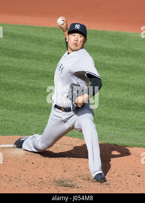 Baltimore, États-Unis. Le 08 Avr, 2017. Le lanceur partant des Yankees de New York Masahiro Tanaka (19) emplacements dans la deuxième manche contre les Orioles de Baltimore à l'Oriole Park at Camden Yards de Baltimore, MD, le Samedi, Avril 8, 2017. Credit : Ron Sachs/CNP (restriction : NO New York ou le New Jersey Journaux ou journaux dans un rayon de 75 km de la ville de New York) - AUCUN FIL SERVICE - Photo : Ron Sachs/consolidé/dpa/Alamy Live News Banque D'Images