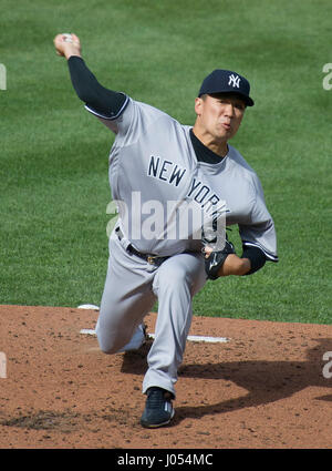 Baltimore, États-Unis. Le 08 Avr, 2017. Le lanceur partant des Yankees de New York Masahiro Tanaka (19) emplacements en première manche contre les Orioles de Baltimore à l'Oriole Park at Camden Yards de Baltimore, MD, le Samedi, Avril 8, 2017. Credit : Ron Sachs/CNP (restriction : NO New York ou le New Jersey Journaux ou journaux dans un rayon de 75 km de la ville de New York) - AUCUN FIL SERVICE - Photo : Ron Sachs/consolidé/dpa/Alamy Live News Banque D'Images