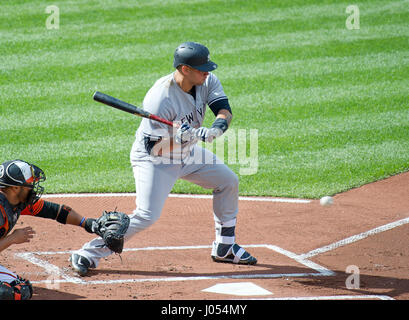 Baltimore, États-Unis. Le 08 Avr, 2017. Nouvelle York Yankee catcher Gary Sanchez (24) de chauves-souris dans la première manche contre les Orioles de Baltimore à l'Oriole Park at Camden Yards de Baltimore, MD, le Samedi, Avril 8, 2017. Credit : Ron Sachs/CNP (restriction : NO New York ou le New Jersey Journaux ou journaux dans un rayon de 75 km de la ville de New York) - AUCUN FIL SERVICE - Photo : Ron Sachs/consolidé/dpa/Alamy Live News Banque D'Images