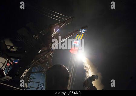 Dans cette photo publiée par l'US Navy, le USS Ross (DDG 71) tire un missile Tomahawk Land attack 7 Avril, 2017. USS Ross, une classe Arleigh Burke destroyer lance-missiles, l'avant-déployé à Rota, Espagne, mène des opérations navales dans la sixième flotte américaine zone d'opérations à l'appui de la sécurité nationale des États-Unis en Europe et l'Afrique dans la mer Méditerranée. Crédit obligatoire : Robert S. Price/US Navy via CNP - AUCUN FIL SERVICE - Photo : Robert S. Price/US Navy/consolidé/dpa Banque D'Images