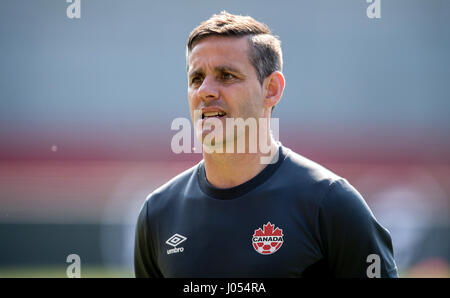 Erfurt, Allemagne. 09 avr, 2017. L'entraîneur-chef du Canada ohn Hedman vu à l'International Women's football match amical entre l'Allemagne et le Canada dans le stade Steigerwaldstadion à Erfurt, Allemagne, 09 avril 2017. Photo : Thomas Eisenhuth/dpa-Zentralbild/ZB/dpa/Alamy Live News Banque D'Images