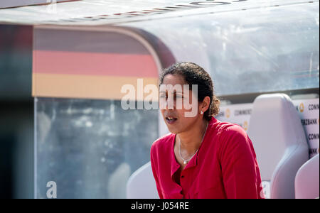 Erfurt, Allemagne. 09 avr, 2017. L'entraîneur-chef de l'Allemagne Steffi Jones vu à l'International Women's football match amical entre l'Allemagne et le Canada dans le stade Steigerwaldstadion à Erfurt, Allemagne, 09 avril 2017. Photo : Thomas Eisenhuth/dpa-Zentralbild/ZB/dpa/Alamy Live News Banque D'Images