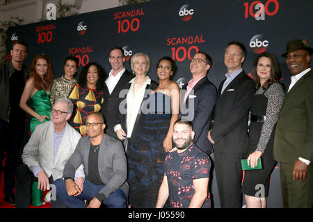 West Hollywood, CA, USA. 8Th apr 2017. LOS ANGELES - Oct 8 : le scandale exprimés, Scott Foley, Darby Stanchfield, Bellamy Young, Shonda Rhines, Exec Producteur, Betsy Beers, Kerry Washington Josua Malina, George Newbern, Katie Lowes, Joe Morton, Jeff Perry, Cornelius Smith Jr, Guillermo DIaz au ''Scandal'' 100e Show Party à Fig & Olive restaurant le 8 avril 2017 à West Hollywood, CA Crédit : Kathy Hutchins/via Zuma Zuma/fil Wire/Alamy Live News Banque D'Images