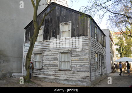 Berlin, Allemagne. Le 9 avril, 2017. Le Detroit accueil de l'icône des droits de la Rosa Parks a été reconstruite par l'artiste américain Ryan Mendoza dans le quartier de Wedding à Berlin, Allemagne Crédit : Markku Rainer Peltonen/Alamy Live News Banque D'Images