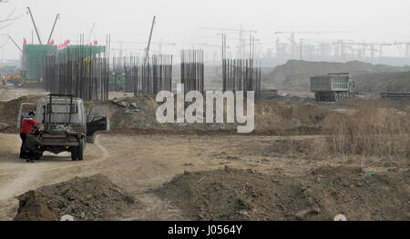 Beijing, Chine. 30Th Mar, 2017. Le site de construction du nouvel aéroport, ca. 60 kilomètres au sud du centre-ville de Beijing, Chine, 30 mars 2017. Après son achèvement en juillet 2019 plus de 15 millions de passagers passeront par l'aéroport chaque année. Photo : Jörn Petring/dpa/Alamy Live News Banque D'Images