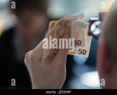 Mainz, Allemagne. 30Th Mar, 2017. Rainer l'orme, le chef du centre d'analyse de la contrefaçon de la banque fédérale allemande inspecte les deux 50 euro note à Mainz, Allemagne, 30 mars 2017. La Banque fédérale allemande a un centre de l'analyse de la contrefaçon qui est situé au siège de l'institution, à Mayence. Photo : Andreas Arnold/dpa/Alamy Live News Banque D'Images