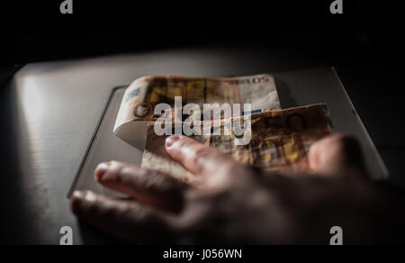 Mainz, Allemagne. 30Th Mar, 2017. Un billet d'Euro 50 (retour) et un faux sont placés sur une ligne de lumière pour l'inspection à Mainz, Allemagne, 30 mars 2017. La Banque fédérale allemande a un centre de l'analyse de la contrefaçon qui est situé au siège de l'institution, à Mayence. Photo : Andreas Arnold/dpa/Alamy Live News Banque D'Images
