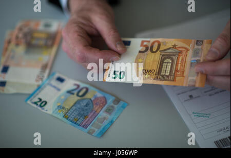 Mainz, Allemagne. 30Th Mar, 2017. Rainer l'orme, le chef du centre d'analyse de la contrefaçon de la banque fédérale allemande est titulaire d'un des 50 euro note in Mainz, Allemagne, 30 mars 2017. La Banque fédérale allemande a un centre de l'analyse de la contrefaçon qui est situé au siège de l'institution, à Mayence. Photo : Andreas Arnold/dpa/Alamy Live News Banque D'Images