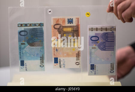 Mainz, Allemagne. 30Th Mar, 2017. Un employé de la banque fédérale allemande montre trois faux billets en Euro à Mainz, Allemagne, 30 mars 2017. La Banque fédérale allemande a un centre de l'analyse de la contrefaçon qui est situé au siège de l'institution, à Mayence. Photo : Andreas Arnold/dpa/Alamy Live News Banque D'Images