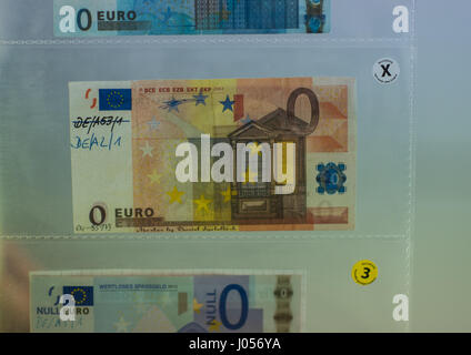 Mainz, Allemagne. 30Th Mar, 2017. Un employé de la banque fédérale allemande montre 3 300 faux billets de banque en plastique clair situé dans la région de Mainz, Allemagne, 30 mars 2017. La Banque fédérale allemande a un centre de l'analyse de la contrefaçon qui est situé au siège de l'institution, à Mayence. Photo : Andreas Arnold/dpa/Alamy Live News Banque D'Images